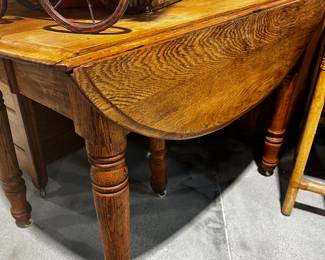Drop Leaf Table w/center leg nice condition