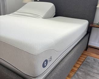 Sleep Number Cali King i8 Smart Bed
Like New!! Always covered…Exceptional
Adjustable firmness, temperature balancing, sleep tracking capabilities with sleep insights, automatic firmness adjusting at night, and dual remotes. Comes with mattress, adjusting base, headboard, sheet set, and mattress cover. (New Cost 12,000)