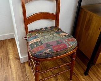 (4) wood Dining Chairs w/cushions