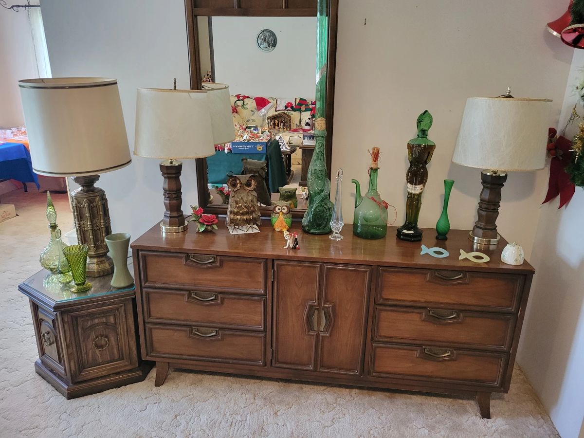 Mid-Century Modern 9-Drawer Walnut Dresser. Very nice!!