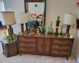 Mid-Century Modern 9-Drawer Walnut Dresser. Very nice!!