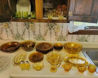 Vintage yellow and amber dishes. 