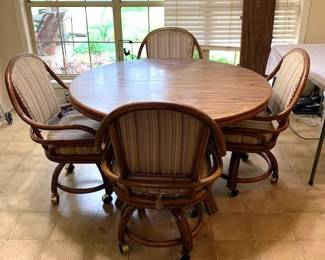 Table has 2 leaves