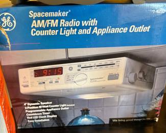GE Spacemaker AM/FM Radio with Counter Light and Appliance Outlet
