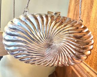 Clam Shell Swirl Hard Clutch