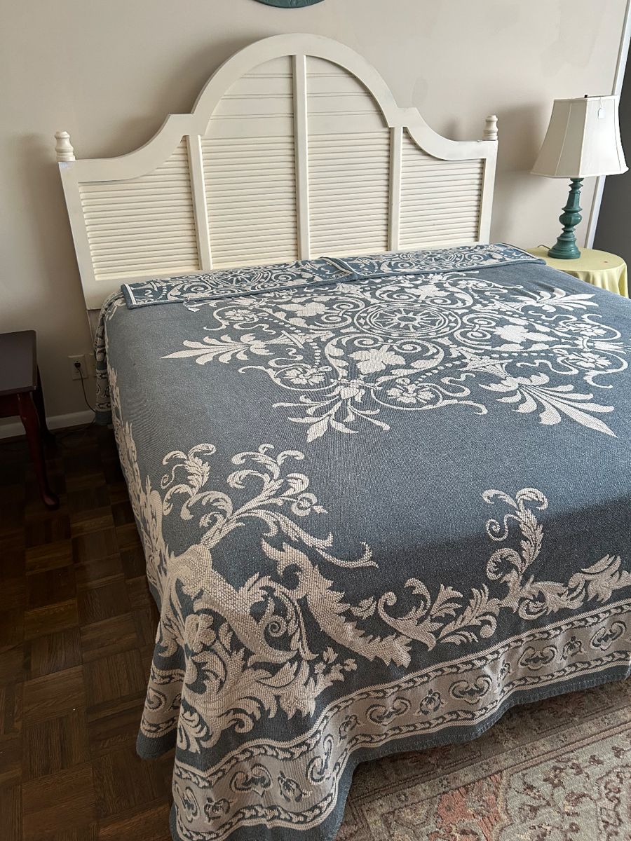 King White Louvered Pottery Barn Style Bed/Beautiful Matelasse Coverlet