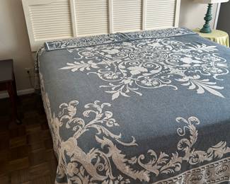 King White Louvered Pottery Barn Style Bed/Beautiful Matelasse Coverlet