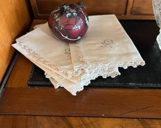 Set linen napkins
Paperweight