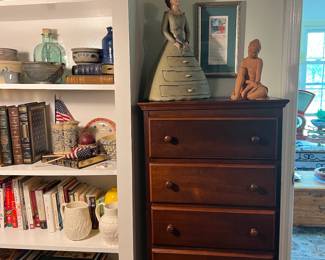 Lady jewelry keeper w 3 drawers
