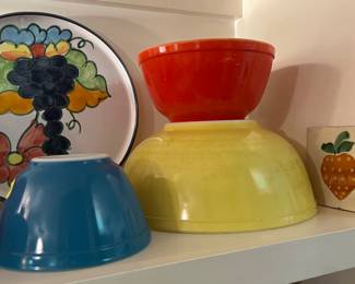 Pyrex bowls 