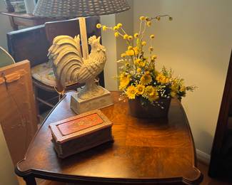 Side table
Rooster lamp