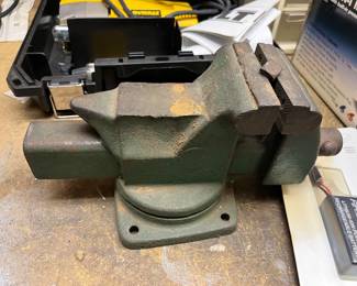 Tabletop vise