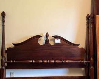 Solid mahogany Pennsylvania House 4 pineapple post bed with headboard, footboard, and slats
