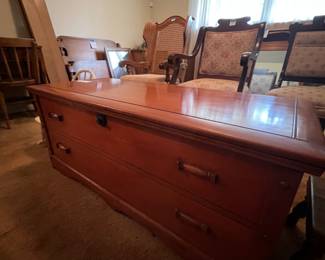 Cedar chest (does not lock)