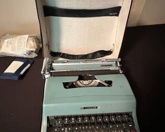 Vintage Olivetti Lettera 32 Portable Typewriter