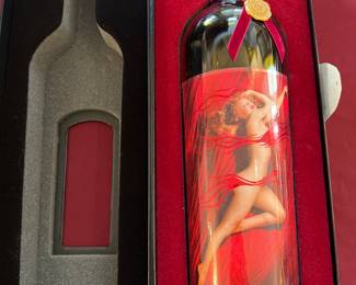 Marylin Monroe 2002 Velvet Collection “Empty” Wine Bottle #D905