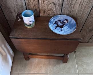 Drop leaf table. This one is small. Have 2 bigger ones