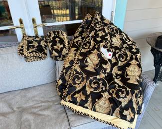 Queens size comforter and shames. Excellent condition
