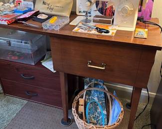 VINTAGE SINGER SEWING MACHINE