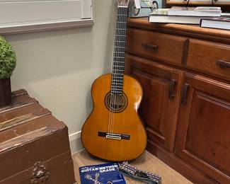 YAMAHA CLASSICAL ACOUSTIC GUITAR WITH NEW STRINGS.