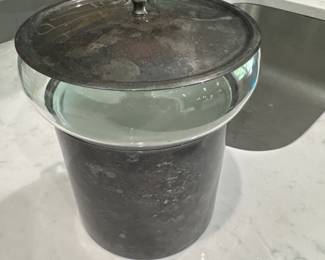 Super cool, vintage ice bucket