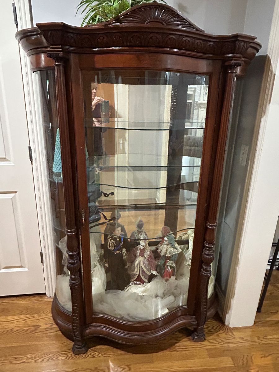 Beautiful display cabinet with curved glass shelves to match the serpentine front