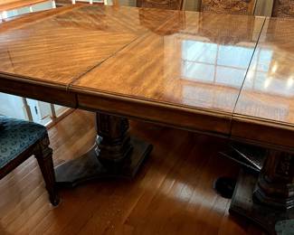 Gorgeous Stanley Furniture Dining Room table, with 6 chairs. This is truly beautiful!