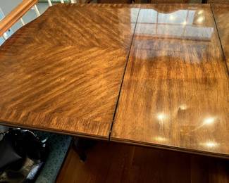 D/R table has one large leaf...you can seat 6-8 people comfortably at this beautiful piece.