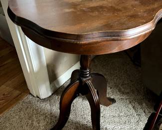Lovely solid wood scalloped edge side table...goes anywhere!
