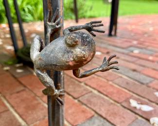 climbing frog detail on patio table