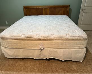 King bed with matching dressers