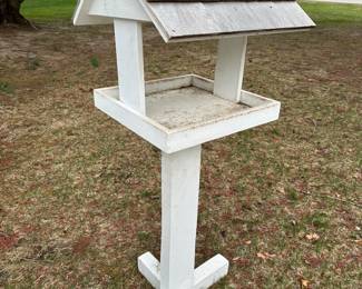 Large wooden feeder