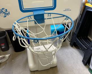 Kids' pool basketball game