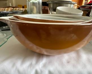 Pyrex bowl set