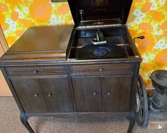 Antique Victrola Talking Machine Co Cabinet
