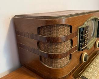 1940's Zenith Art Deco Tube Radio
