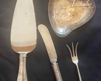 Sterling Silver-Cake/pie server only the handle is sterling. heart/leaf shape is Mexico sterling. 