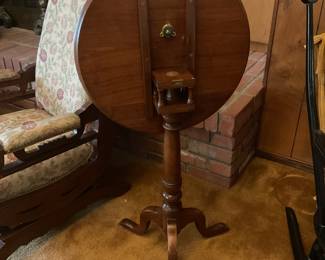 Cute side table that lifts up