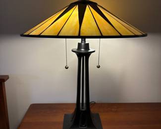 Quoizel Gotham Tiffany Style Table Lamp