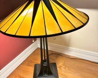 Quoizel Gotham Tiffany Style Table Lamp