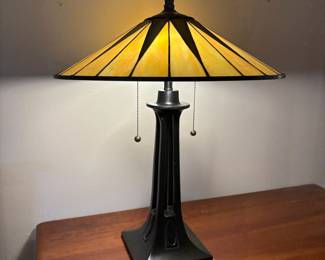 Quoizel Gotham Tiffany Style Table Lamp