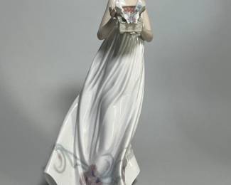 Lladro 6777 Butterfly Treasures Woman Porcelain Figurine