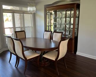 Hooker dinning room set. Includes table protector and two additional inserts.