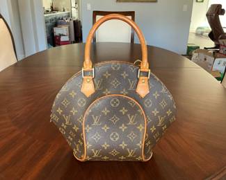 Louis Vuitton clamshell purse. Like new.
