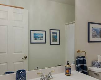 Decorative bathroom items.