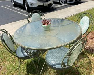 vintage outdoor round table and chairs
