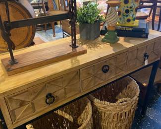 console, baskets
