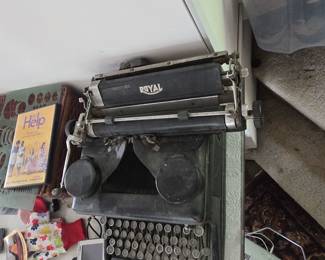 ⌨️ Vintage Royal Typewriter (Manual)
A piece of history and a conversation starter — this manual Royal typewriter features round keys and a rugged metal frame.
Would make a striking accent in an office, bookstore, or creative space.
Sold as-is; ideal for collectors or display.

