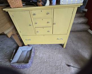 💛 Antique Yellow Painted Buffet / Sideboard
Rustic farmhouse style meets cheerful charm in this vintage solid wood buffet painted in a distressed yellow finish.
Features crystal-style knobs and tons of storage with drawers and side compartments.
Dimensions: Approx. 48” W x 36” H
Shows light vintage wear consistent with age.