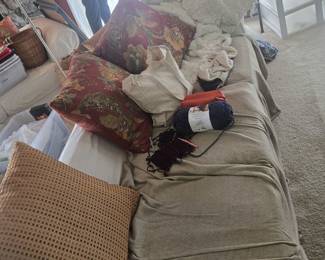 🛋️ Oversized White Armchair (Slipcovered) + Storage Bins + Pillows
Comfy slipcovered white chair with wide arms—great for reading nooks or sunrooms. Includes assorted decorative throw pillows a.